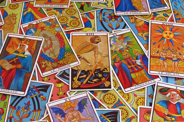 AI Tarot Card Reader for Quick Yes/No Answers: How It Works and When to Use It