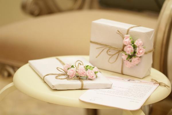 Thoughtful Engagement Gift Ideas for Your Daughter: Keepsakes, Experiences, and Personal Touches