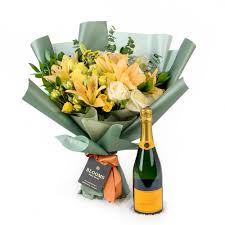 Flowers with Champagne Delivery: Complete Guide to Elegant Gift Pairings