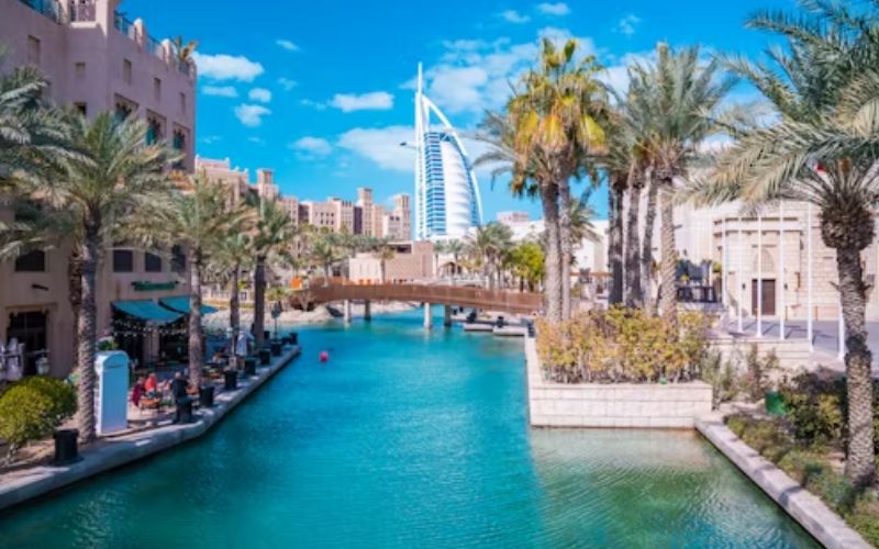 7 Emirati Traditions Every Tourist Should Respect