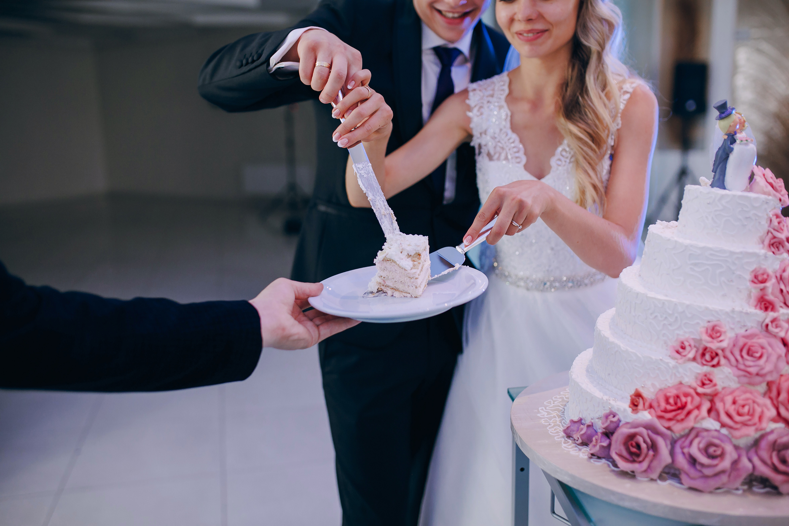 "Dubai Wedding Cakes: A Slice of Elegance and Sweetness"
