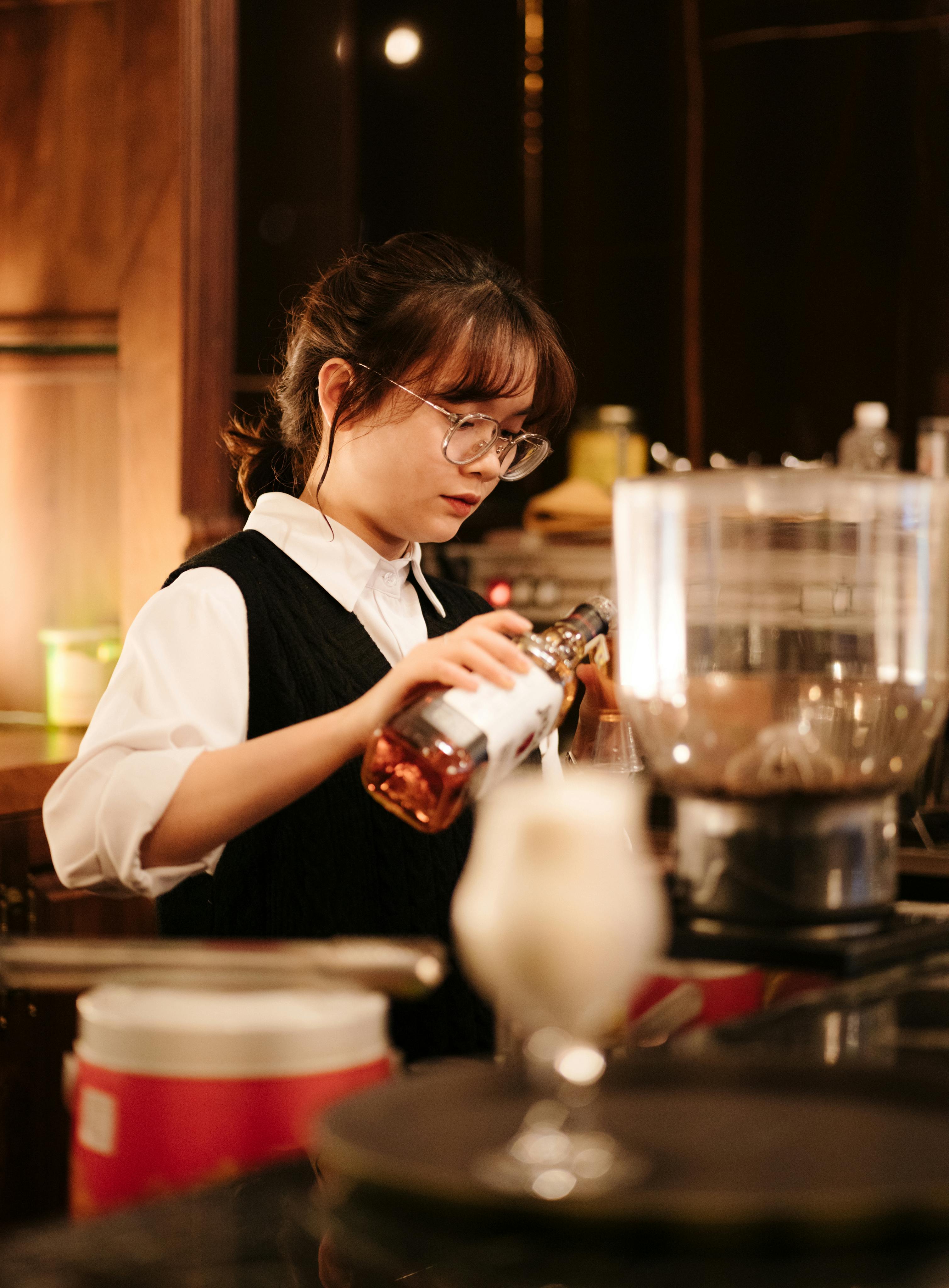 Exploring Bar Services in the UAE: A Blend of Tradition and Modernity