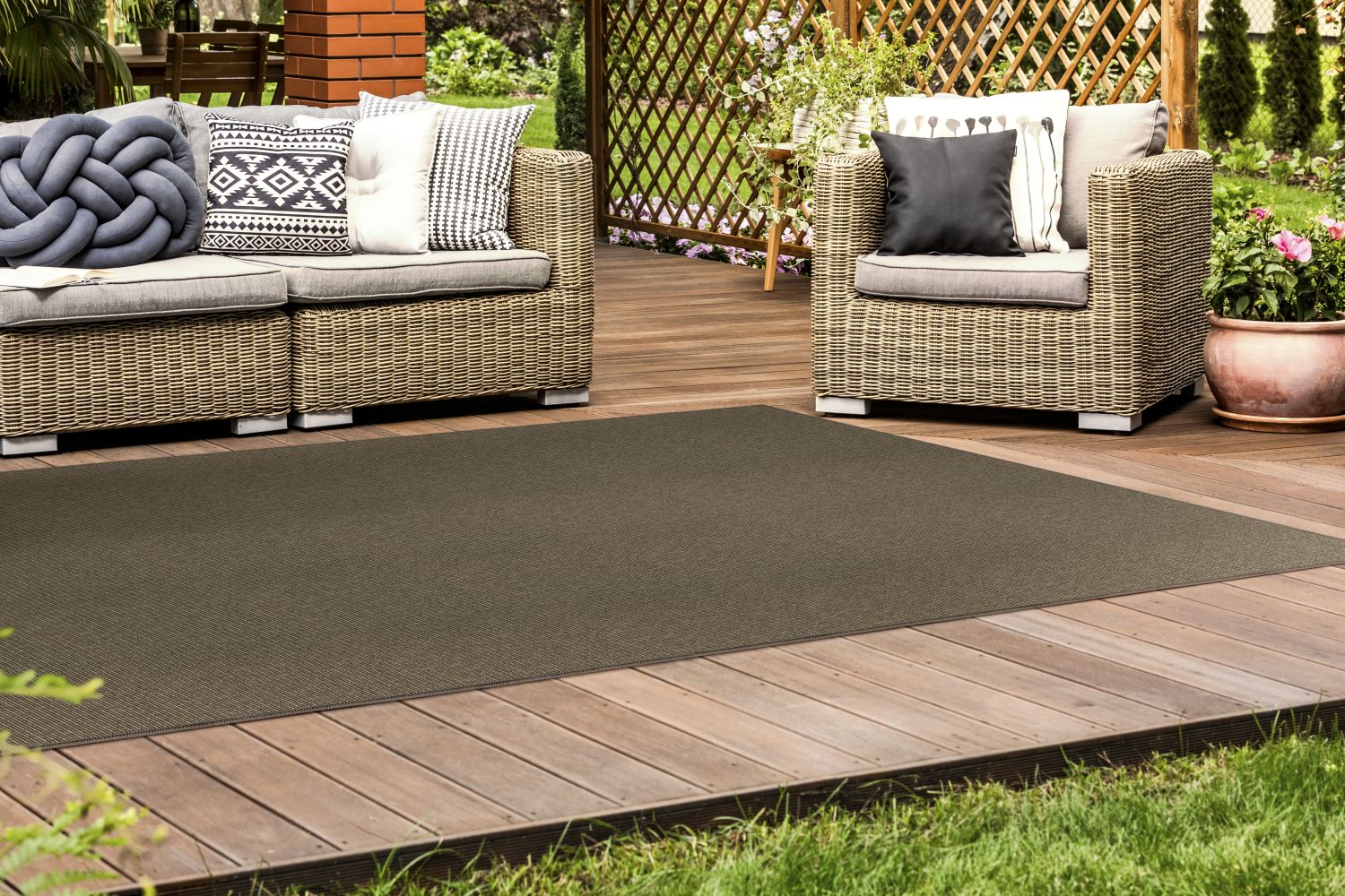 Outdoor Carpets vs Traditional Rugs &ndash; What&rsquo;s Better for Outside Use