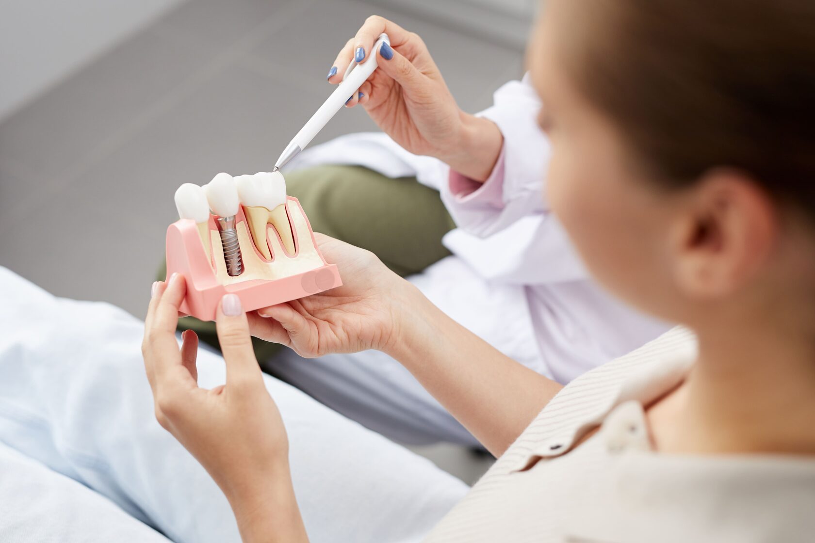 How to Choose a Dentist in New Rochelle, NY for Implants, Veneers & Periodontal Care