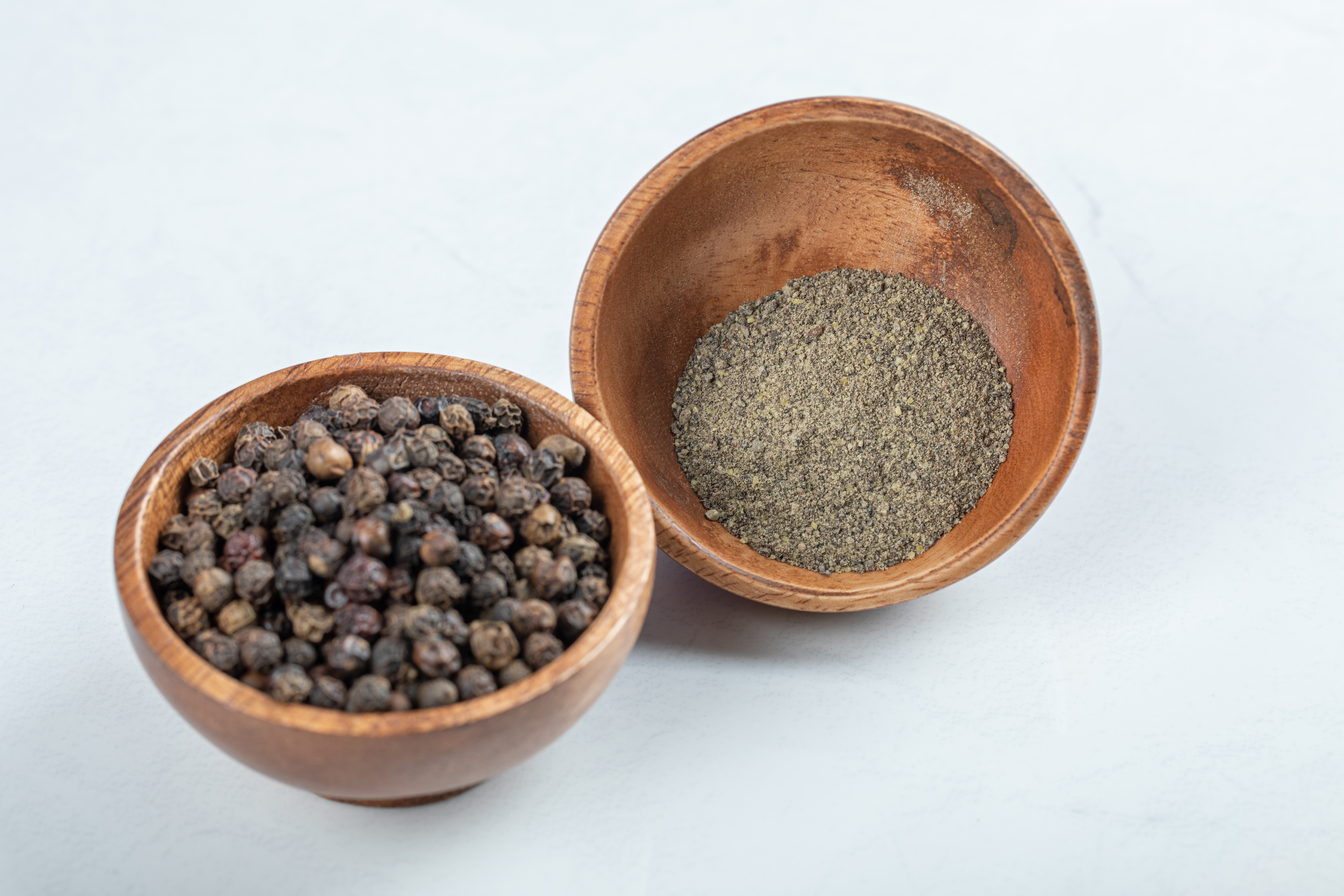 Black Pepper vs White Pepper: Taste, Uses, and How to Choose