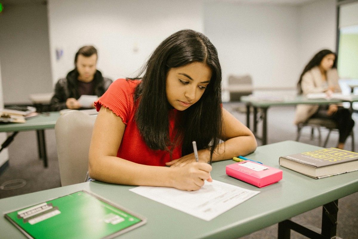 How UK University Students Can Choose the Right Assignment Help Service