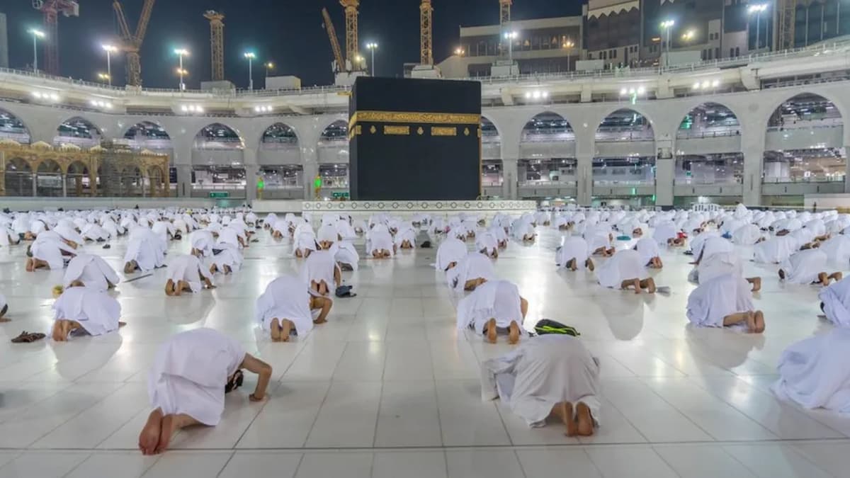 What Should You Pack for a Comfortable December Umrah Trip